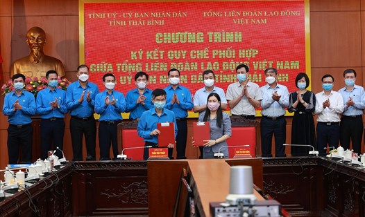 Quang cảnh lễ ký kết quy chế phối hợp giữa UBND tỉnh Thái Bình và Tổng LĐLĐVN. Ảnh: Hải Nguyễn