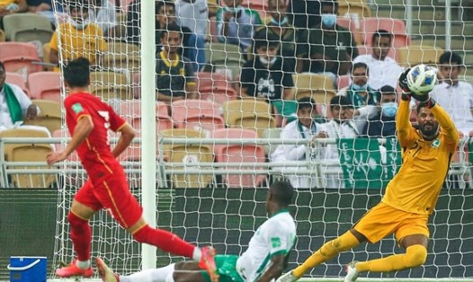 Thủ môn Mohammed Al-Owais thi đấu xuất sắc cho tuyển Saudi Arabia, vì thế nếu thiếu anh ở trận gặp tuyển Việt Nam và Australia là thiệt thòi lớn cho họ. Ảnh: AFC.