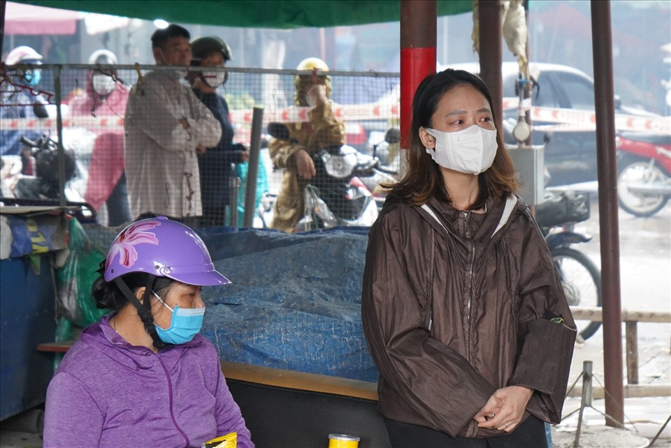 Tiểu thương khóc đỏ mắt sau vụ cháy lớn xảy ra tại chợ Núi Đèo (Thuỷ Nguyên, Hải Phòng). Ảnh: Mai Dung
