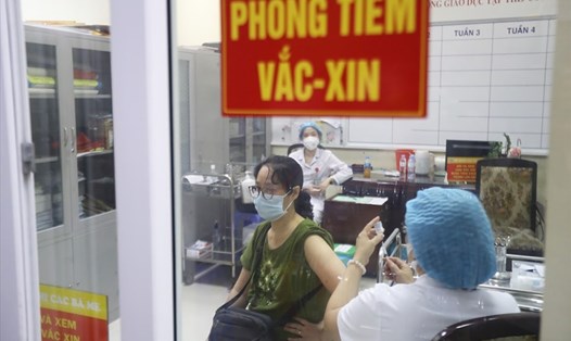Cán bộ y tế tiêm chủng vaccine COVID-19 cho người dân tại Hà Nội. Ảnh: Hải Nguyễn