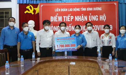 Công ty CP TMDV&SX Lâm Hiệp Hưng đã trao hỗ trợ 1,7 tỉ đồng, bao gồm tiền và nhiều lương thực thực phẩm cùng LĐLĐ tỉnh Bình Dương chăm lo cho người lao động khó khăn.