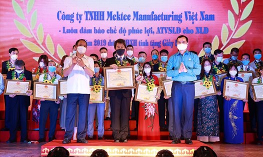 Lãnh đạo Tổng LĐLĐVN và UBND tỉnh Hưng Yên tặng bằng khen và cúp cho các doanh nghiệp. Ảnh: Hải Nguyễn