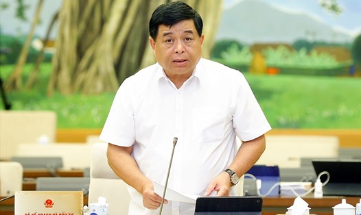 Bộ trưởng Bộ Kế hoạch và Đầu tư Nguyễn Chí Dũng trình bày Tờ trình về dự án Luật sửa đổi, bổ sung một số điều của Luật Thống kê. Ảnh: QH