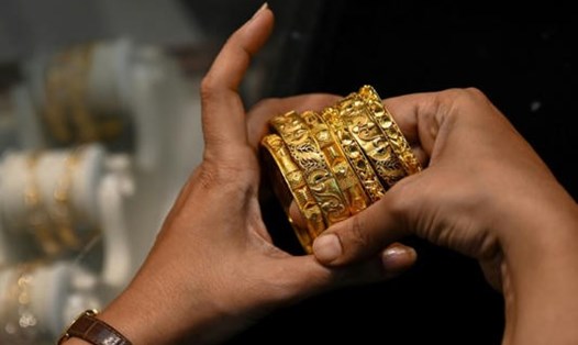 Người Ấn Độ bán vàng tích trữ do khó khăn vì đại dịch COVID-19. Ảnh: AFP