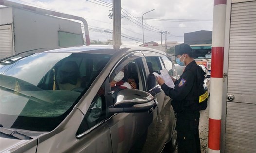 Chuyên gia, người lao động được lưu thông từ TPHCM vào Đồng Nai bằng xe ôtô. Ảnh: Hà Anh Chiến