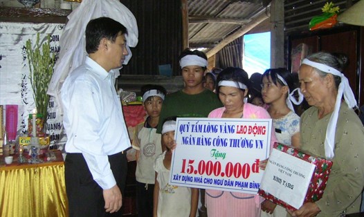 Nguyên Giám đốc Ngân hàng Công thương Việt Nam Phạm Huy Hùng giúp ngư dân bị nạn bão Chan Chu xây nhà tại Đà Nẵng năm 2006. Ảnh: Thanh Hải