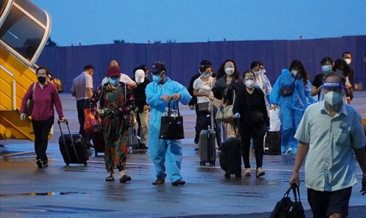 Hành khách trên chuyến bay thương mại đầu tiên từ TP.Hồ Chí Minh hạ cánh tại Sân bay Cát Bi (Hải Phòng). Ảnh CTV