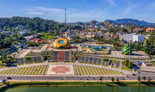 Quảng trường Đà Lạt soi bóng bên Hồ Xuân Hương. Ảnh Báo Lâm Đồng