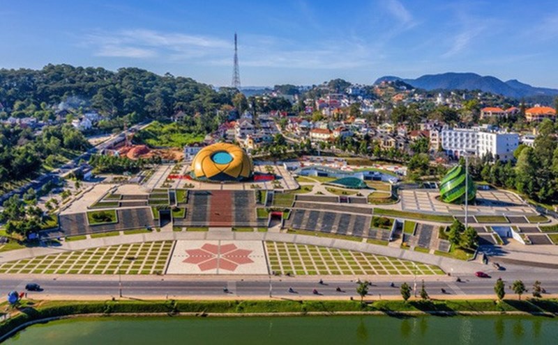 Quảng trường Đà Lạt soi bóng bên Hồ Xuân Hương. Ảnh Báo Lâm Đồng