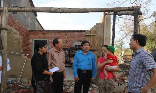 Quỹ Tấm lòng vàng hỗ trợ cho người dân Phú Yên bị sập nhà sau lũ. Ảnh: Phương Linh