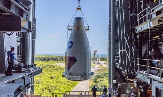 Tàu vũ trụ Lucy đang được đặt lên tên lửa. Ảnh: United Launch Alliance