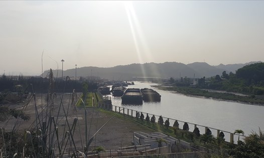 Khu vực làng Khánh, phường Hà Khánh, TP.Hạ Long có nhiều cảng, bến liên quan đến kinh doanh, chế biến than. Ảnh: Nguyễn Hùng