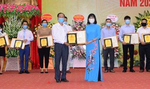 Bà Nguyễn Thị Thu Thủy - Chủ tịch LĐLĐ tỉnh Tuyên Quang tặng bằng khen cho các doanh nghiệp. Ảnh: CĐTQ