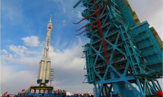 Tên lửa đẩy Trường Chinh 2F sẽ mang theo tàu vũ trụ Thần Châu 13 phóng lên từ Trung tâm Phóng vệ tinh Tửu Tuyền ở tây bắc Trung Quốc. Ảnh: AFP