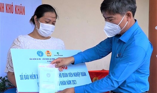 Ông Phạm Chí Tâm, Phó Chủ tịch LĐLĐ TPHCM trao sổ BHXH tự nguyện cho đoàn viên Nghiệp đoàn Giúp việc nhà. Ảnh: Chân Phúc