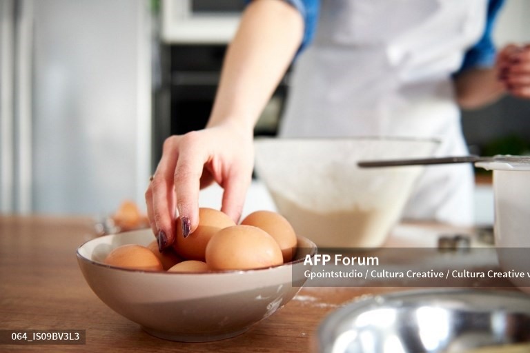 Bảo quản đúng cách giúp giữ cho trứng sử dụng được lâu hơn và không ảnh hưởng tới chất lượng. Ảnh: AFP