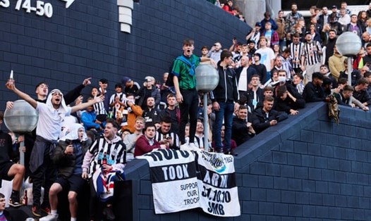 Người hâm mộ Newcastle vẫn hát vang từ ngày được đổi đời. Ảnh: AFP.