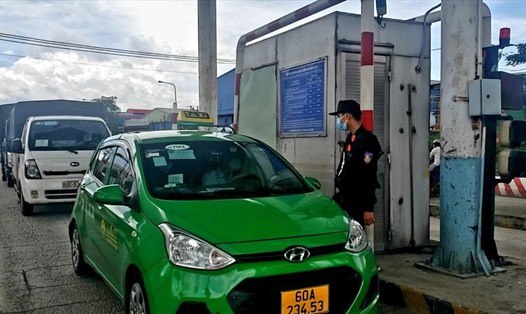 Người lao động lưu thông từ TPHCM vào Đồng Nai được sử dụng xe ôtô cá nhân. Ảnh: Hà Anh Chiến