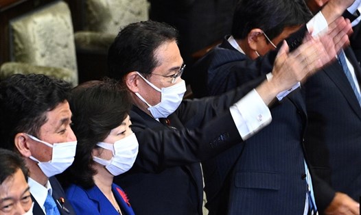Tân Thủ tướng Nhật Bản Fumio Kishida (giữa) giải tán Hạ viện ngày 14.10. Ảnh: AFP