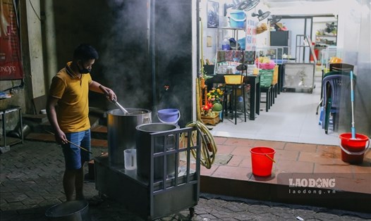 Các quán ăn ở Hà Nội dọn dẹp chuẩn bị cho việc phục vụ cho khách ăn tại quán. Ảnh: Tô Thế