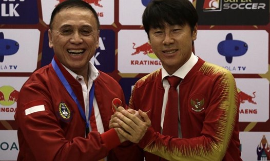 Huấn luyện viên Shin Tae-yong (phải) vừa giúp tuyển Indonesia lọt vào vòng loại cuối cùng Asian Cup 2023. Ảnh: Bola