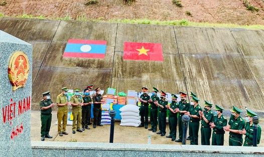 Đại diện Bộ đội Biên phòng Thừa Thiên Huế và các đơn vị tặng lương thực và vật tư y tế cho lực lượng vũ trang tỉnh Sê Kông (nước bạn Lào). Ảnh: Võ Tiến.