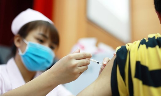 Dự kiến cuối tháng 10 sẽ tổ chức tiêm vaccine cho học sinh. Ảnh minh hoạ: Hải Nguyễn