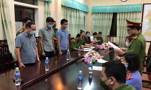 Cơ quan Cảnh sát Điều tra, Công an tỉnh Tuyên Quang đọc Quyết định khởi tố bị can, lệnh bắt tạm giam với các đối tượng. Ảnh: CATQ