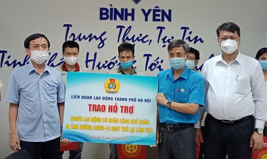 Trao hỗ trợ cho cho đoàn viên, người lao động có hoàn cảnh khó khăn bị ảnh hưởng bởi dịch COVID-19 trở lại sản xuất kinh doanh. Ảnh: Hải Anh