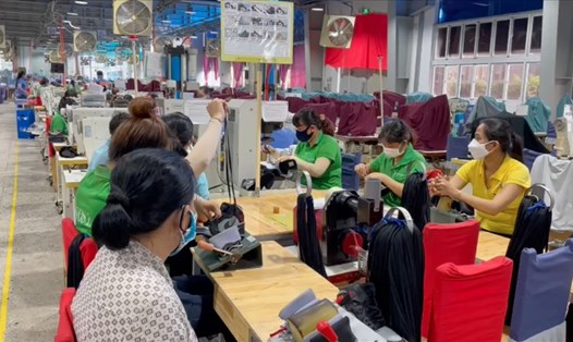 Công nhân công ty TNHH Changshin Việt Nam (Đồng Nai) trở lại sản xuất. 
Ảnh: Hà Anh Chiến