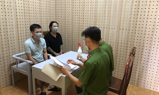 Công an Đắk Song (tỉnh Đắk Nông) bắt giữ 2 đối tượng truy nã khi đang lẩn trốn tại thành phố Hồ Chí Minh. Ảnh: Minh Khuê