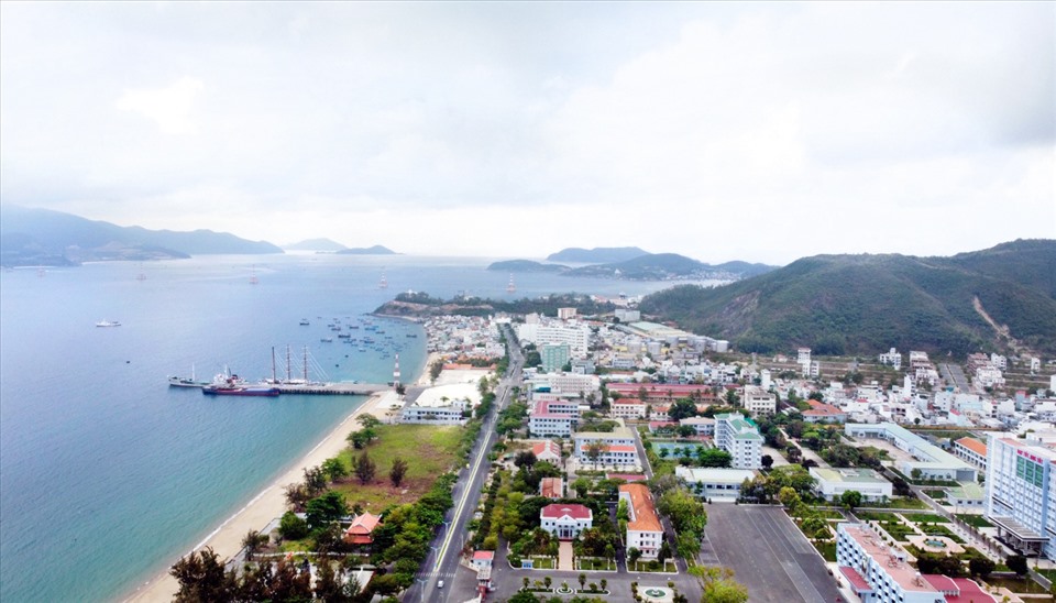 Một góc bãi biển TP Nha Trang nhìn trên cao, hướng công viên Bạch Đằng về khu đô thị An Viên. Ảnh: Xuân Ngọc