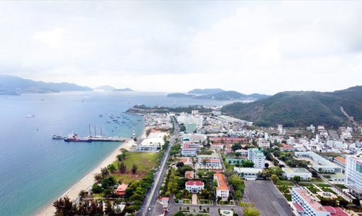 Một góc bãi biển TP Nha Trang nhìn trên cao, hướng công viên Bạch Đằng về khu đô thị An Viên. Ảnh: Xuân Ngọc