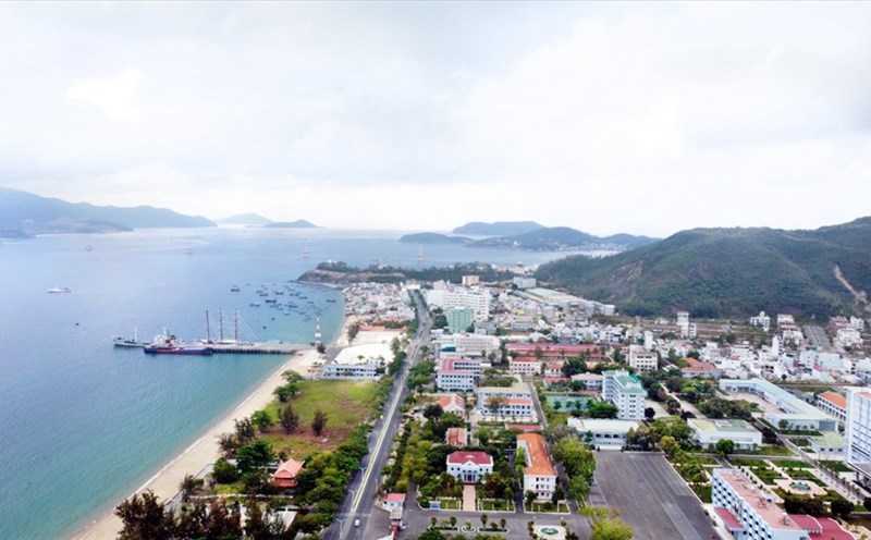 Một góc bãi biển TP Nha Trang nhìn trên cao, hướng công viên Bạch Đằng về khu đô thị An Viên. Ảnh: Xuân Ngọc