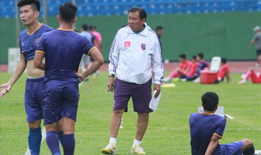 Ông Đặng Trần Chỉnh làm huấn luyện viên trưởng câu lạc bộ Bình Dương. Ảnh: Thanh Vũ