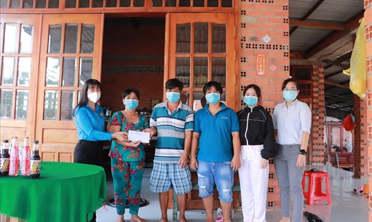 Công đoàn Khu Kinh tế tỉnh Tây Ninh đến thăm và hỗ trợ gia đình có đoàn viên công đoàn tử vong do COVID-19.