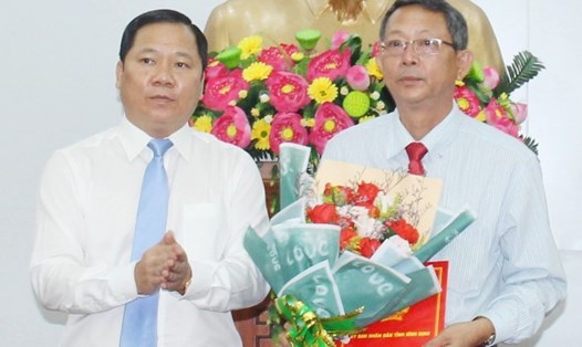 Chủ tịch UBND tỉnh Bình Định Nguyễn Phi Long (trái) trao quyết định bổ nhiệm cán bộ cho ông Trần Văn Thanh