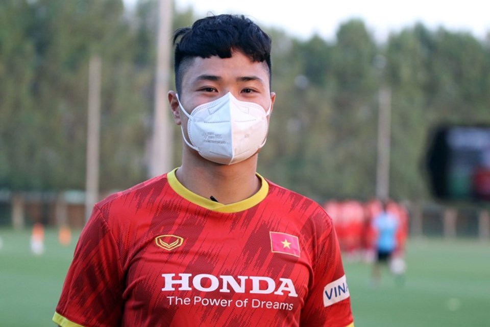 Văn Tới trả lời phỏng vấn trong buổi tập cùng U23 Việt Nam. Ảnh: VFF Văn Tới trả lời phỏng vấn trong buổi tập cùng U23 Việt Nam. Ảnh: VFF