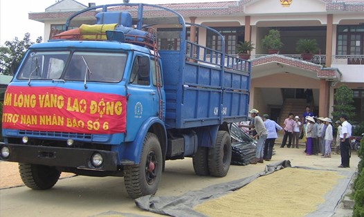 Một chuyến xe chở hàng cứu trợ đồng bào bị bão lũ miền Trung của Quỹ Tấm Lòng Vàng Lao Động. Ảnh: Thanh Hải