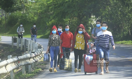 Người dân đi bộ trên đỉnh đèo Pha Đin để từ Sơn La sang Điện Biên. Ảnh chụp tháng 9.2021.
