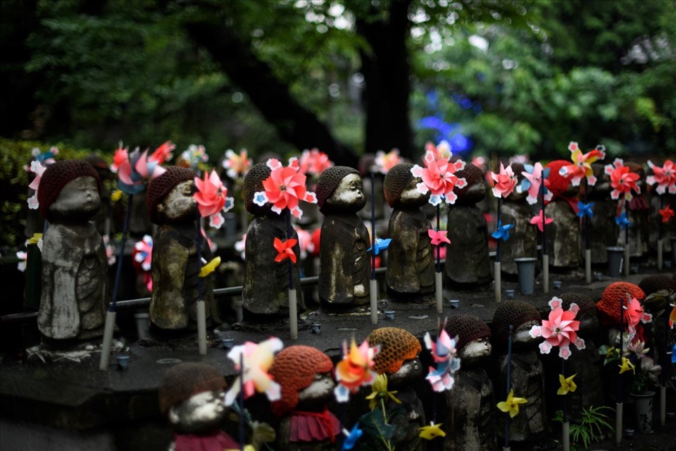 Tượng Jizo bảo vệ những đứa trẻ đã chết trước cha mẹ tại một đền thờ ở Tokyo, Nhật Bản. Ảnh: AFP