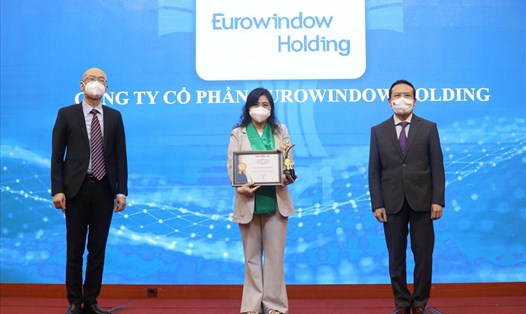 Bà Nguyễn Thanh Mai – Phó Tổng Giám đốc Eurowindow Holding đại diện công ty nhận chứng nhận “Doanh nghiệp Thương hiệu mạnh Việt Nam”.
