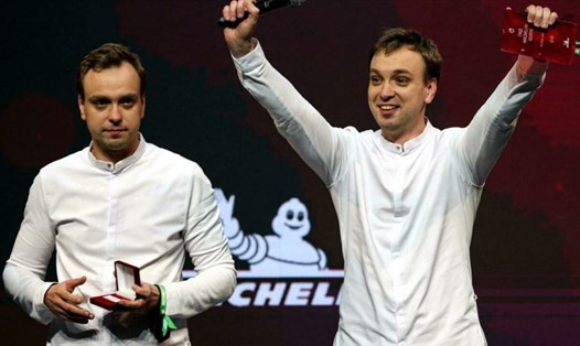 Anh em đầu bếp Nga Ivan và Sergei Berezutsky có nhà hàng Twins Garden được trao 2 sao Michelin. Ảnh: AFP