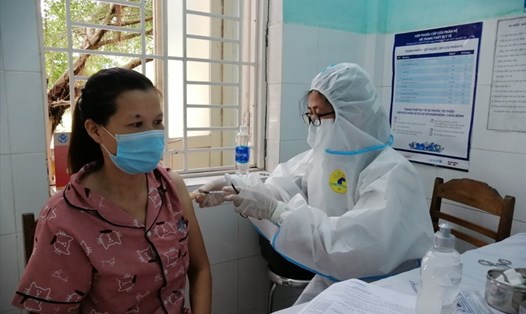 Người dân trên địa bàn phường Tứ Hạ (thị xã Hương Trà) được tiêm vaccine Vero Cell sáng 15.10. Ảnh: CTV.