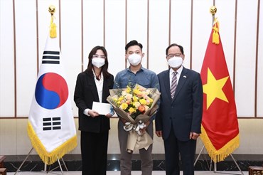 Đại sứ Hàn Quốc tại Việt Nam – ông Park Noh-wan trao tặng quà cưới cho vợ chồng chị Ngọc Diệp. Ảnh: LĐ