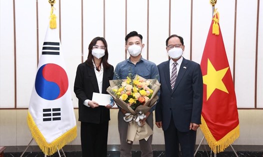 Đại sứ Hàn Quốc tại Việt Nam – ông Park Noh-wan trao tặng quà cưới cho vợ chồng chị Ngọc Diệp. Ảnh: LĐ