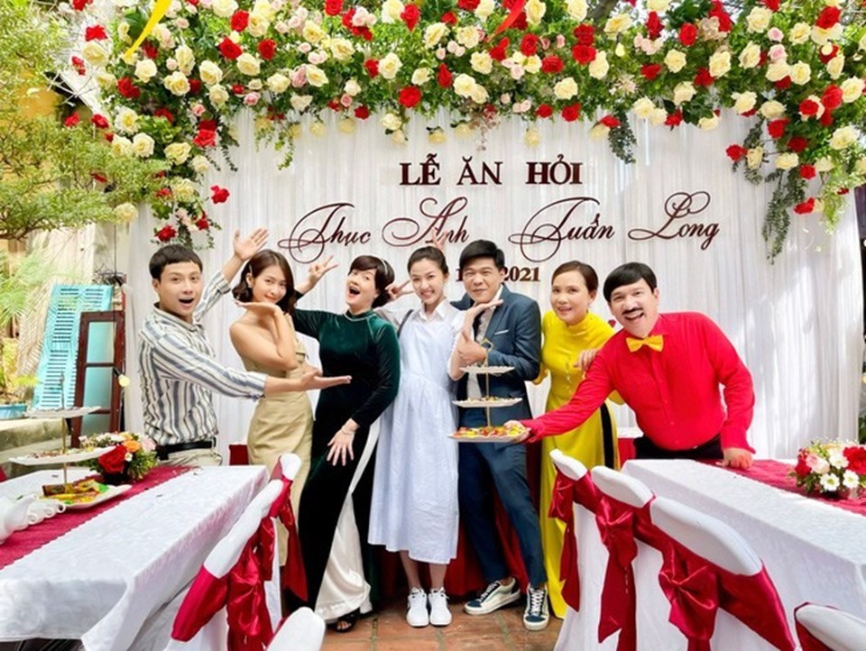 Những hình ảnh vui nhộn trong lễ ăn hỏi của Long phim "11 tháng 5 ngày". Ảnh: NSX. Những hình ảnh vui nhộn trong lễ ăn hỏi của Long phim "11 tháng 5 ngày". Ảnh: NSX.