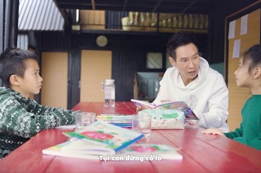 Lý Hải chơi đùa và giúp các con học hành ở Lâm Đồng. Ảnh: NSX.