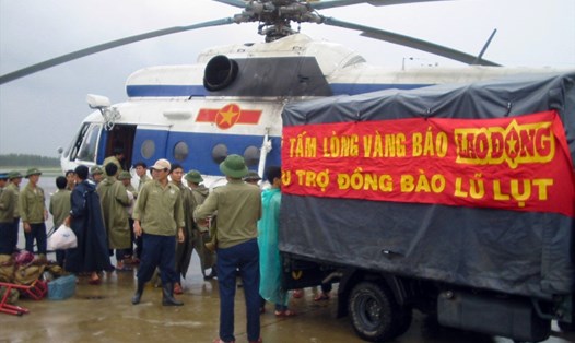 Quỹ Tấm lòng Vàng cứu trợ đồng bào miền Trung bị lũ lụt với sự hỗ trợ phương tiện trực thăng của Đoàn 375. Ảnh Trung Hiếu