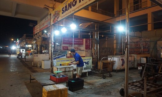 Tiểu thương Đà Nẵng gặp khó khăn khi buôn bán ở cảng cá, chợ đầu mối thủy sản Thọ Quang. Ảnh: Thanh Chung